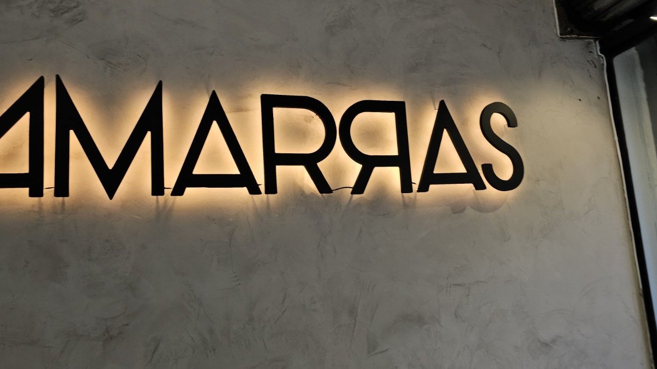 Amarras: Letra caixa com iluminação de fundo