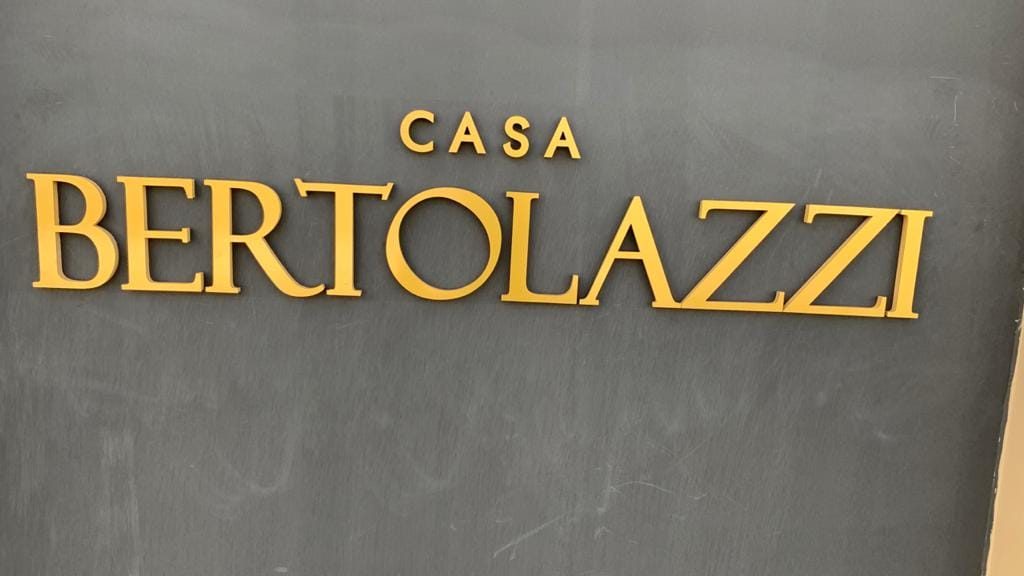 Casa Bertolazzi: Letras douradas em parede