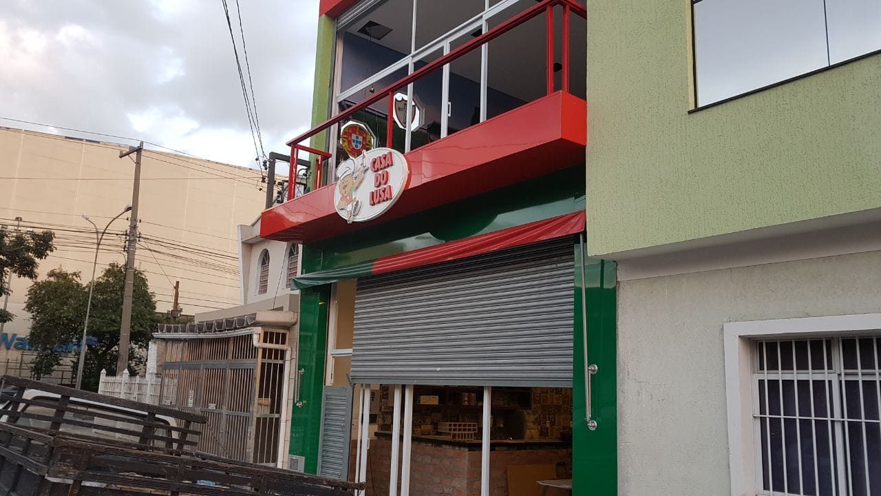 Casa do Lusa: Fachada completa e logo