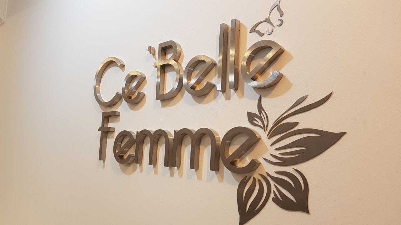 Ce'Belle Femme: Letras e elementos decorativos