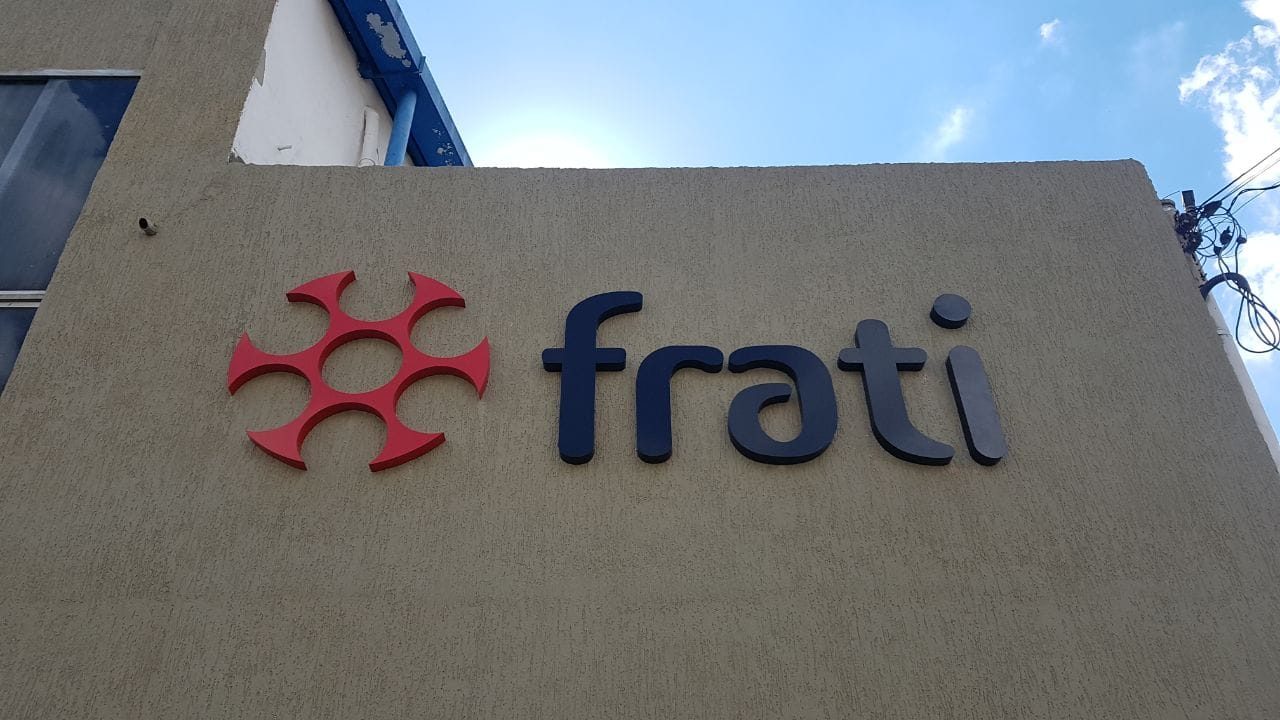 Frati: Letras e símbolo em fachada