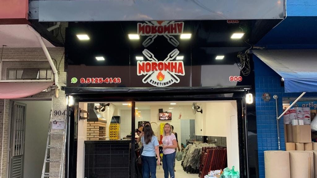 Noronha Espetinhos: Fachada e logo iluminado