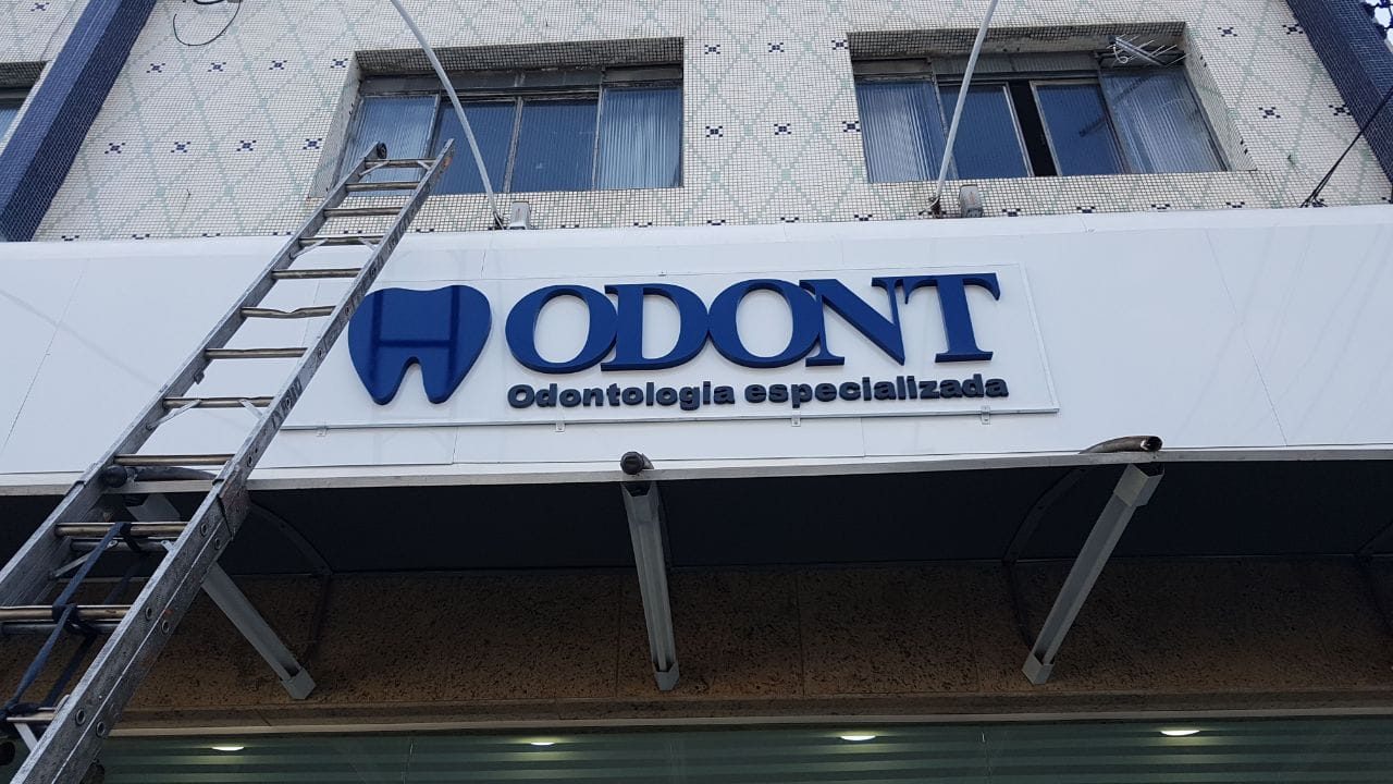 ODONT Odontologia: Letras e símbolo em fachada