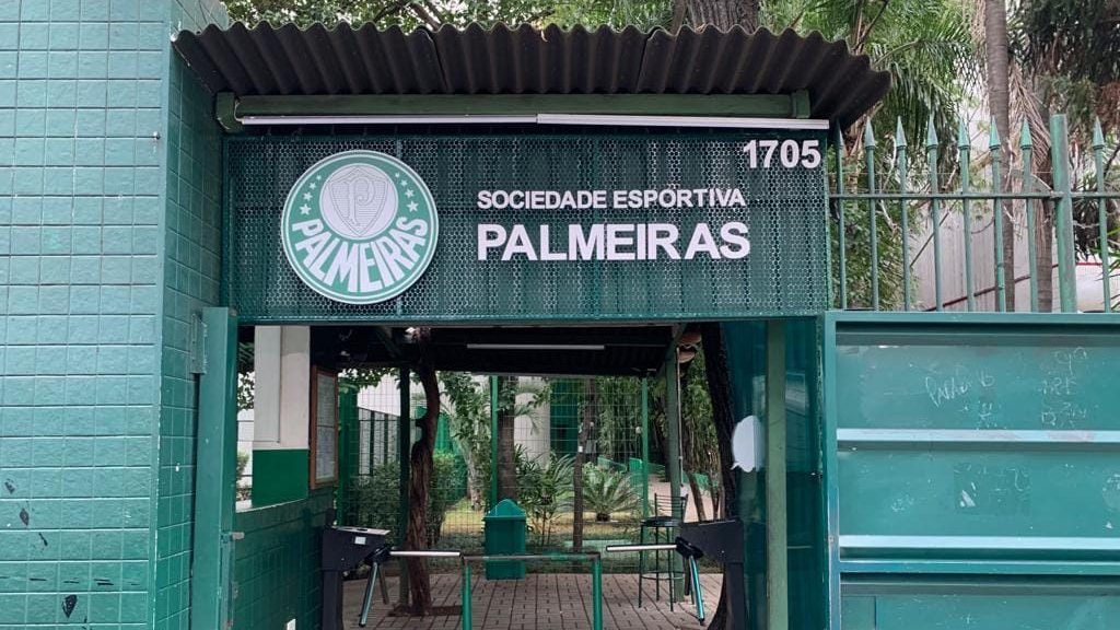 Sociedade Esportiva Palmeiras: Letras e logo em fachada