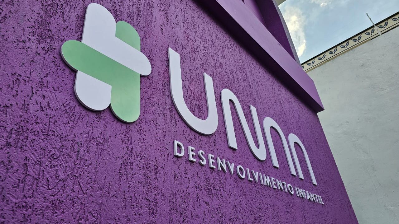 UNNM Desenvolvimento Infantil: Letras e logo em fachada